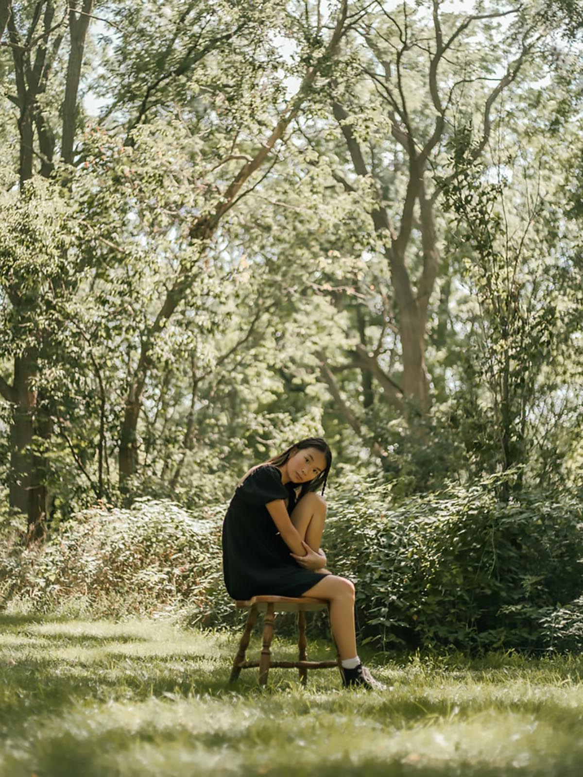 Kvinna sitter på en stol utomhus